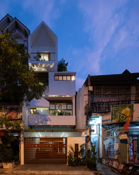 NHÀ QUANH SÂN House
